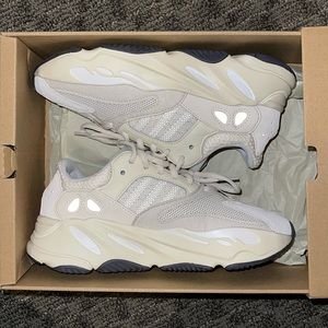 YEEZY BOOST 700// ANALOG. Size 6 Men’s (7 Women’s)